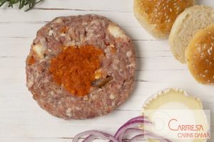 HAMBURGUESA DE PORC AMB CEBA CAREMILITZADA, FORMATGE DE CABRA I SOBRASSADA ( sense conservants ni gluten) - Disponible Sarrià de Ter