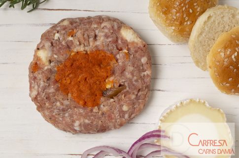 HAMBURGUESA DE PORC AMB CEBA CAREMILITZADA, FORMATGE DE CABRA I SOBRASSADA ( sense conservants ni gluten) - Disponible Sarrià de Ter