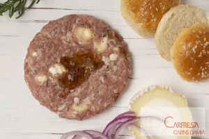 HAMBURGUESA DE PORC AMB FORMATGE DE CABRA I CEBA CARAMELITZADA ( Sense conservants ni gluten )  -Disponible Sarrià de Ter